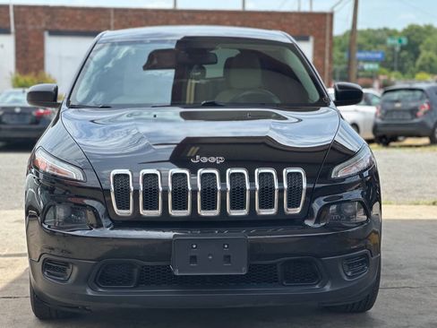 Used 2017 Jeep Cherokee Sport FWD image 3