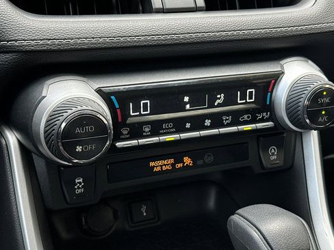 Used 2021 Toyota RAV4 XLE w/ Carpet Mat Package (TMS) image 19