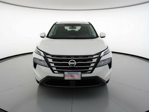 Used 2025 Nissan Rogue SV image 2