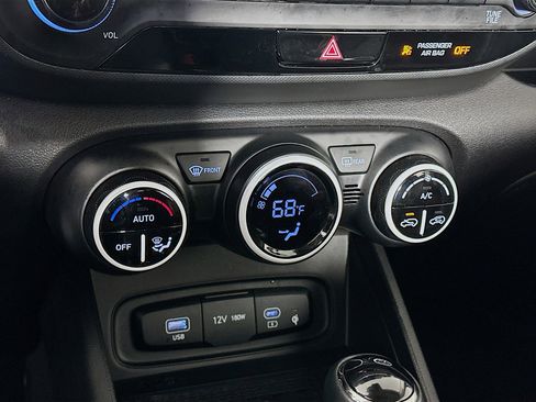 Used 2024 Hyundai Venue Limited image 24