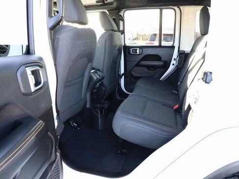 Used 2025 Jeep Wrangler Sahara image 18