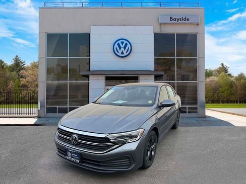 Certified 2023 Volkswagen Jetta SE w/ Panoramic Sunroof Package image 4