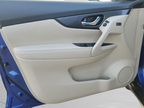 Used 2018 Nissan Rogue SV w/ Sun & Sound Touring Package image 18