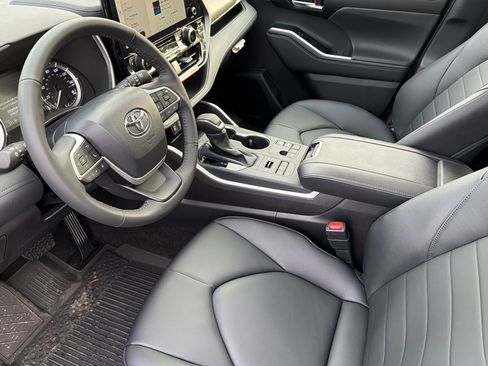 New 2026 Toyota Highlander XLE image 8