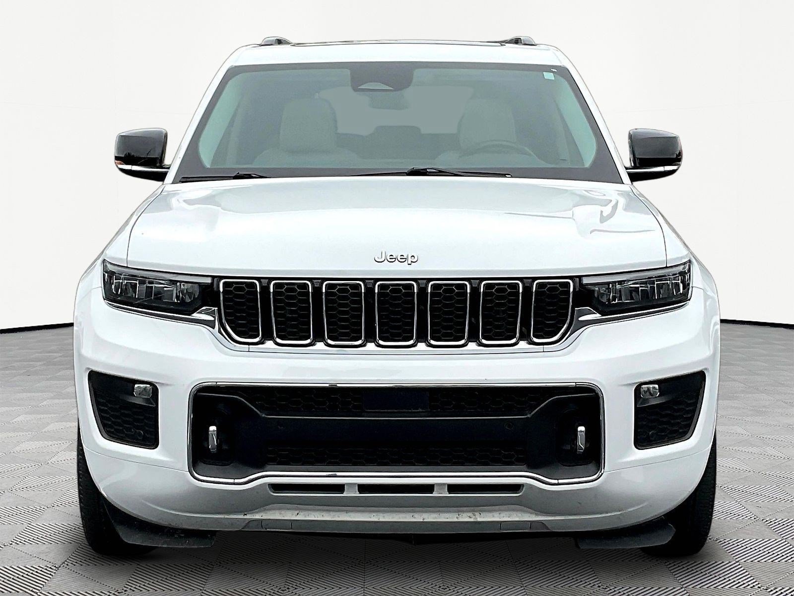 Used 2022 Jeep Grand Cherokee Overland w/ Luxury Tech Group IV AWD/4WD image 2