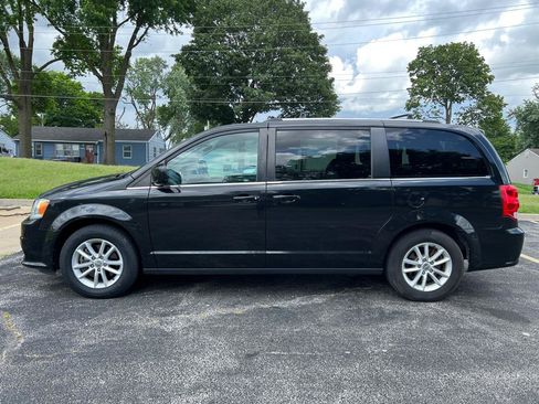 Used 2019 Dodge Grand Caravan SXT FWD image 2