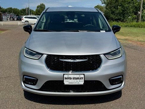 Certified 2024 Chrysler Pacifica Touring-L FWD image 2