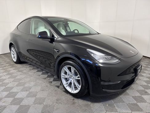 Used 2021 Tesla Model Y Long Range image 11