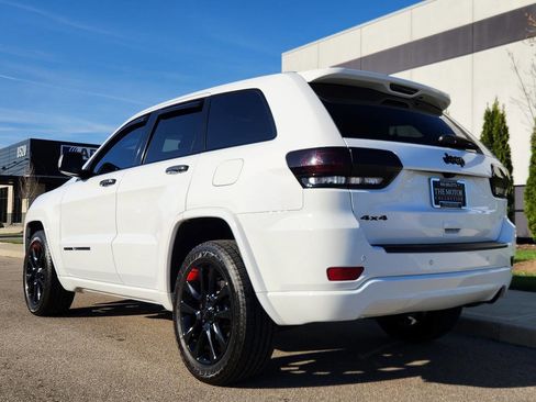 Used 2018 Jeep Grand Cherokee Altitude image 3