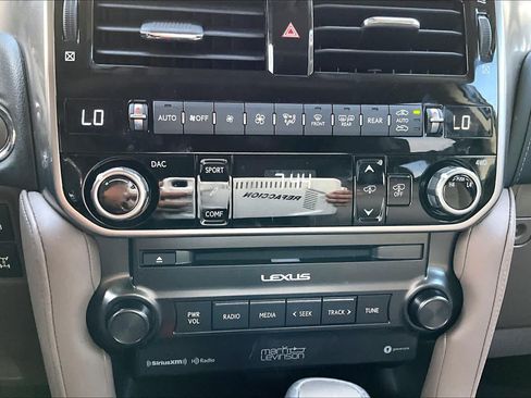 Used 2022 Lexus GX 460 Luxury w/ Sport Design Package AWD/4WD image 27