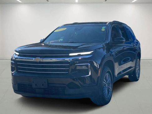 Used 2025 Chevrolet Traverse LT image 2