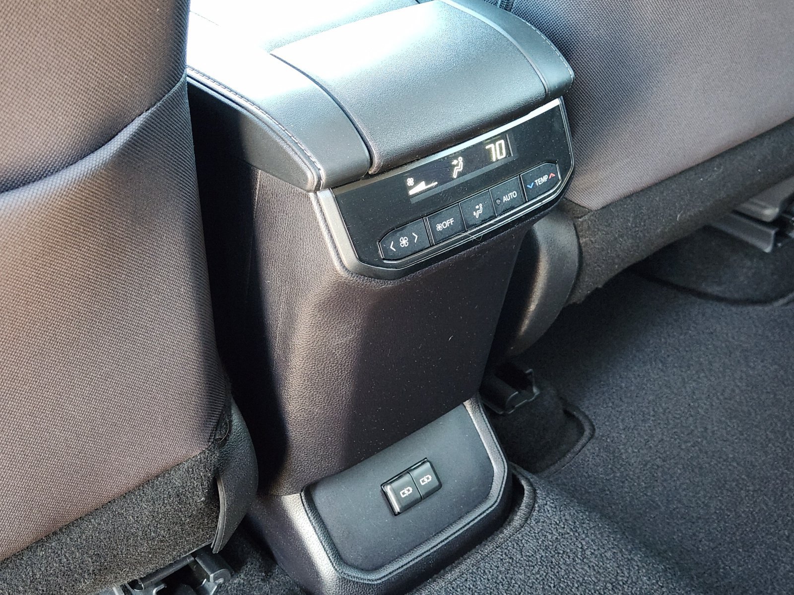 Used 2024 Toyota Highlander LE FWD image 35