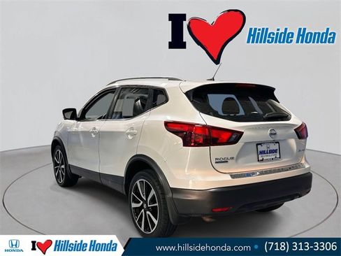 Used 2017 Nissan Rogue Sport SL image 2