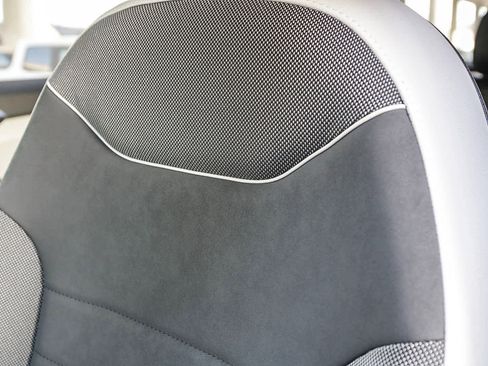 New 2025 Volkswagen Taos SE w/ Panoramic Sunroof Package image 24