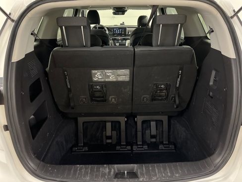 Used 2023 Kia Carnival LX image 32