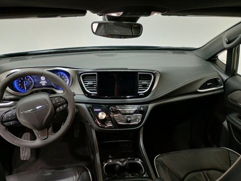 Used 2023 Chrysler Pacifica Limited w/ Uconnect Theater Family Group image 30