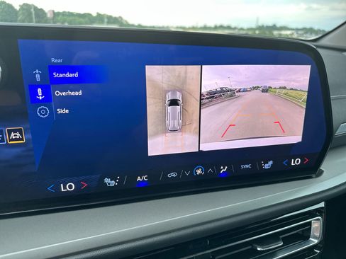 Used 2024 Chevrolet Traverse LT image 17