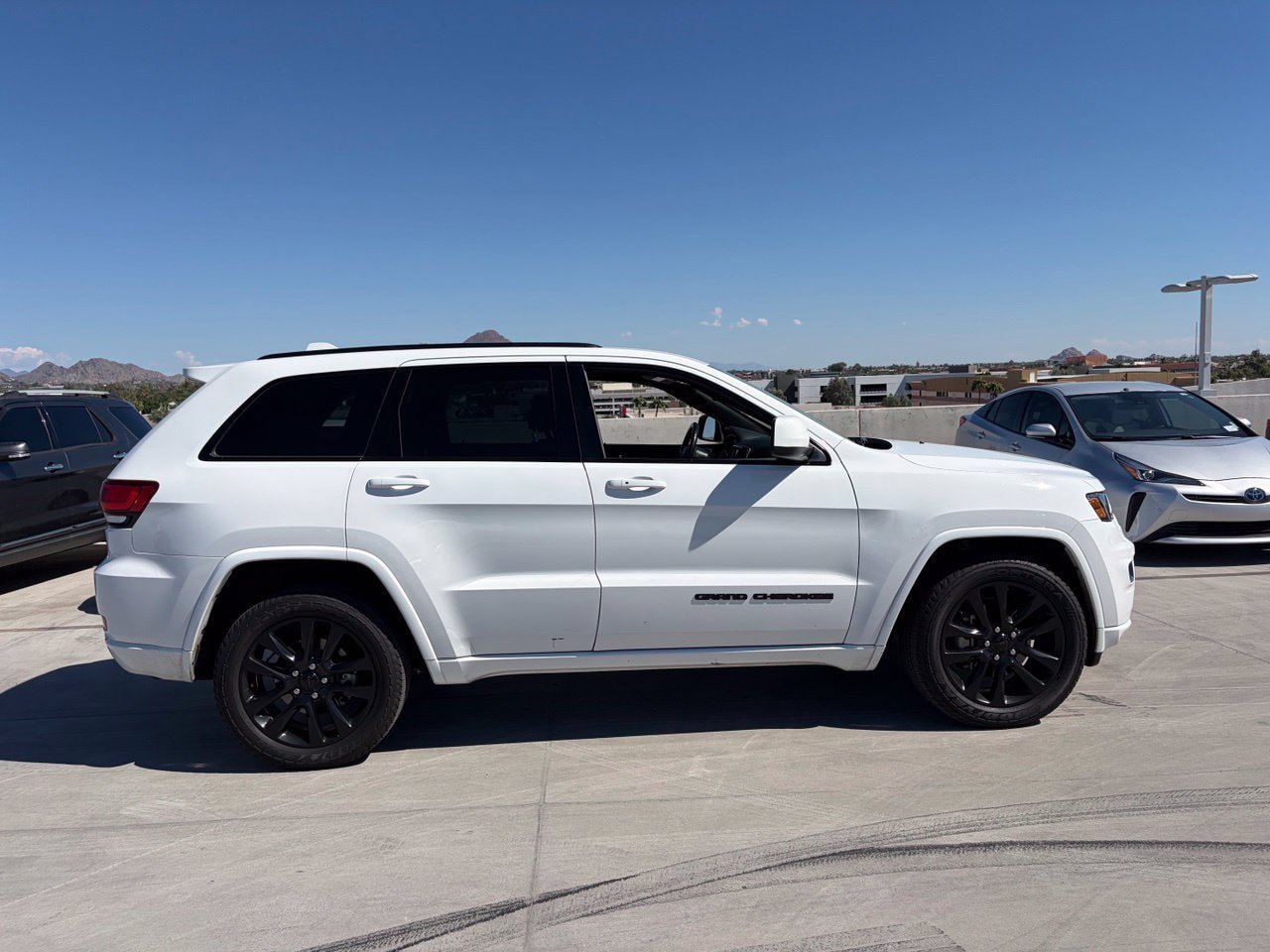 Used 2017 Jeep Grand Cherokee Altitude RWD image 3