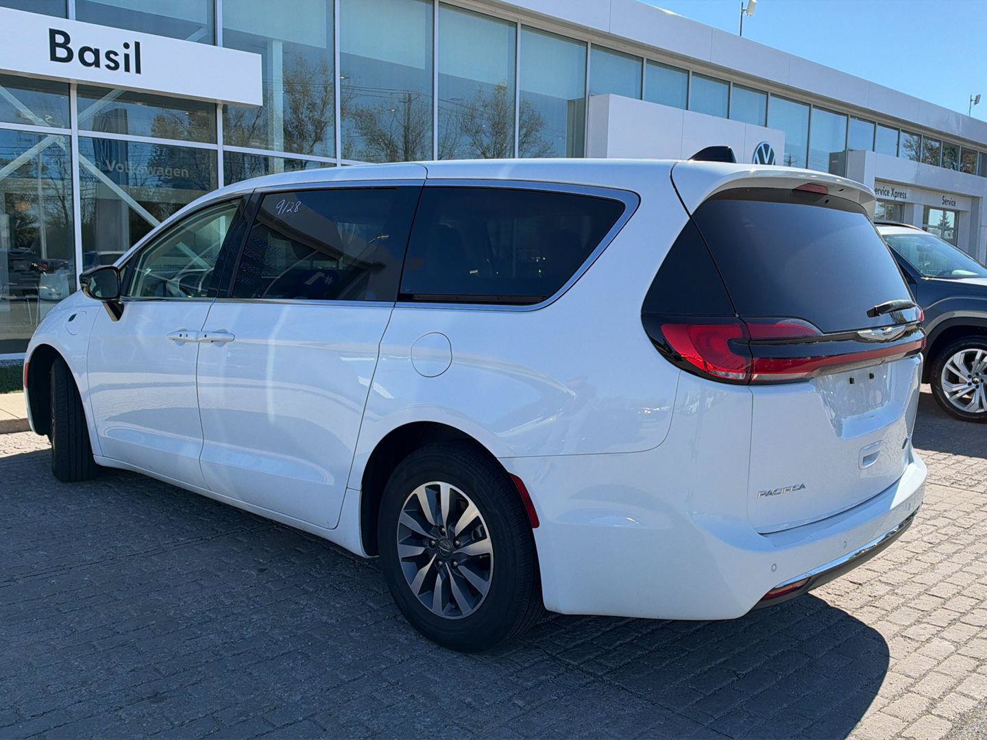 Used 2024 Chrysler Pacifica Limited FWD image 2