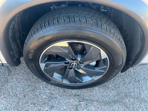 Used 2025 Nissan Rogue SV FWD image 30