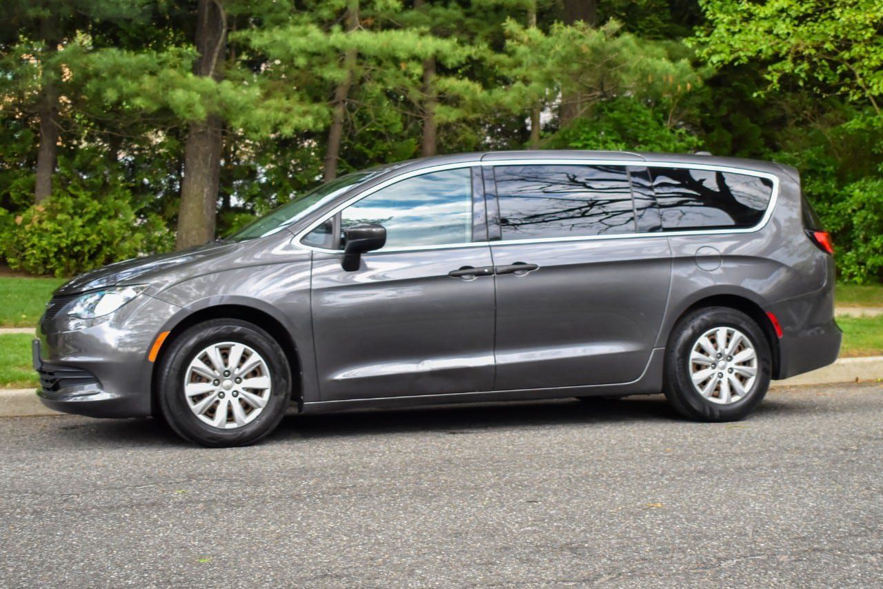 Used 2019 Chrysler Pacifica L FWD image 3