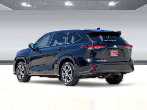 Used 2024 Toyota Highlander XLE FWD image 3