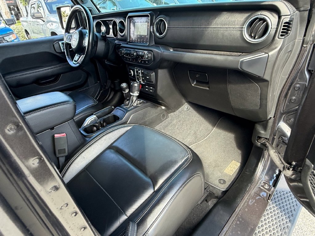 Used 2018 Jeep Wrangler Unlimited Sahara AWD/4WD image 16