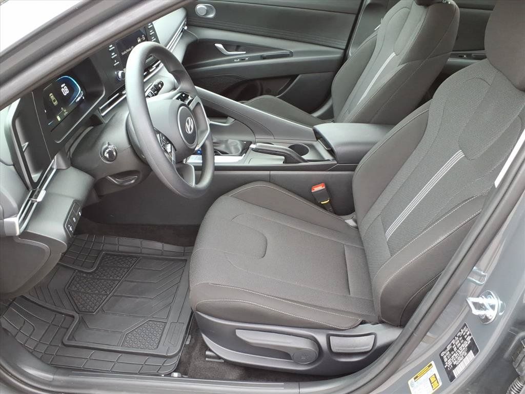 Used 2026 Hyundai Elantra SE FWD image 11