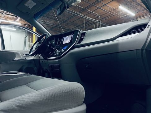 Used 2017 Toyota Sienna LE FWD image 19