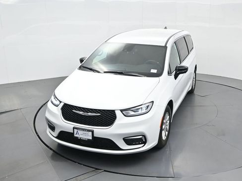 New 2026 Chrysler Pacifica Select image 46