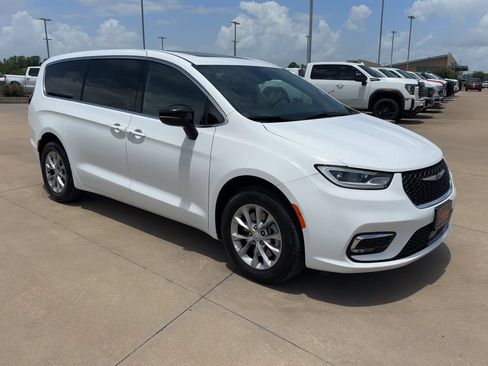 Used 2026 Chrysler Pacifica Limited AWD/4WD image 3
