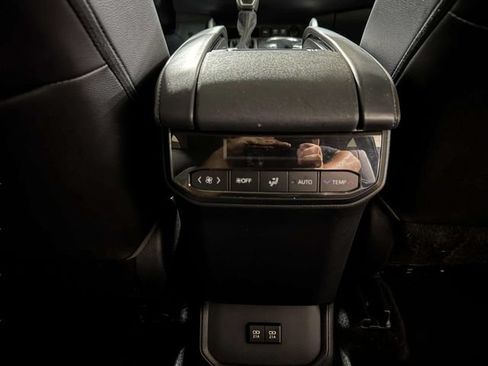 Used 2020 Toyota Highlander XLE AWD/4WD image 24