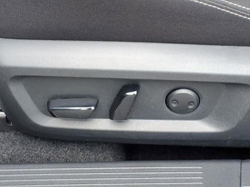 Used 2025 Nissan Rogue SV image 18