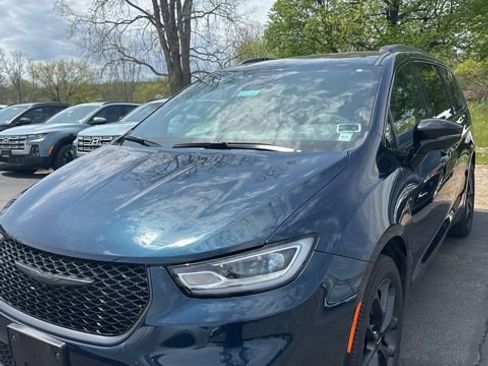 Used 2023 Chrysler Pacifica Limited w/ Uconnect Theater Family Group AWD/4WD image 3