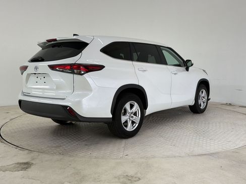 Used 2025 Toyota Highlander LE FWD image 9