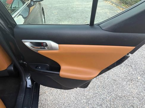 Used 2011 Lexus CT 200h image 19