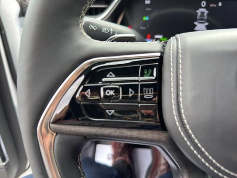 Used 2022 Jeep Grand Cherokee Overland AWD/4WD image 16