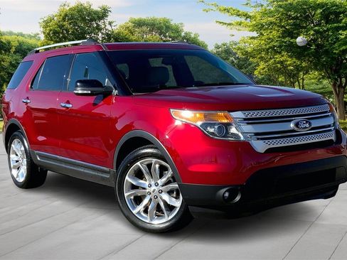 Used 2015 Ford Explorer XLT w/ Equipment Group 202B image 3