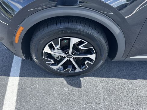 Used 2025 Kia Sportage EX FWD image 9