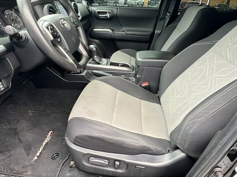 Used 2022 Toyota Tacoma TRD Sport image 16