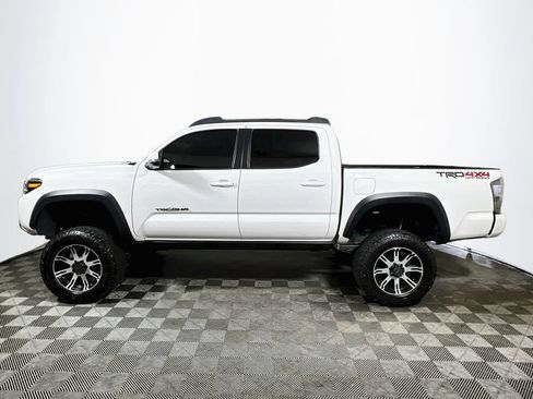 Used 2021 Toyota Tacoma TRD Off-Road w/ TRD Premium Off Road Package AWD/4WD image 4