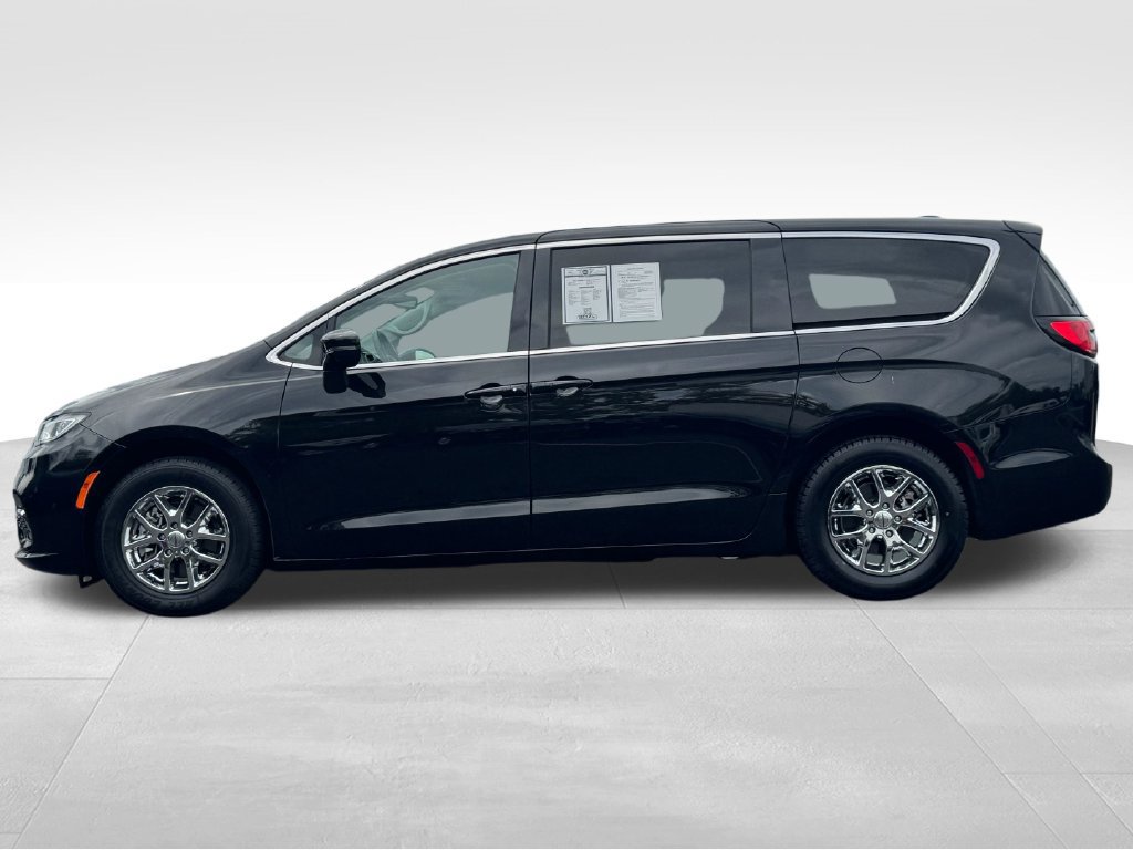 Used 2024 Chrysler Pacifica Touring-L FWD image 4