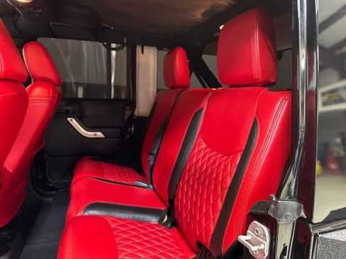 Used 2015 Jeep Wrangler Unlimited Rubicon image 34