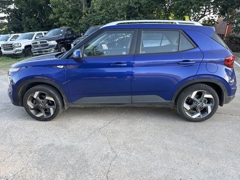 Used 2021 Hyundai Venue SEL FWD image 3