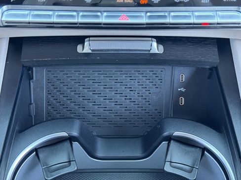 Used 2025 Mercedes-Benz GLE 580 4MATIC w/ Driver Assistance Package image 35