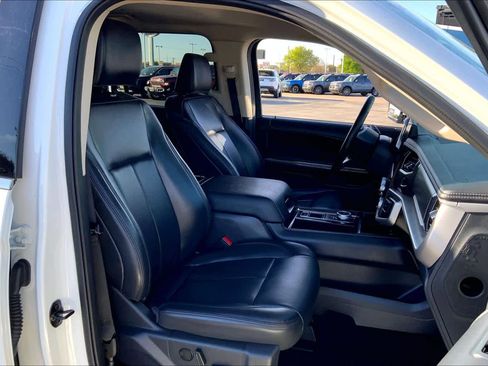 Used 2023 Ford Expedition XLT image 9