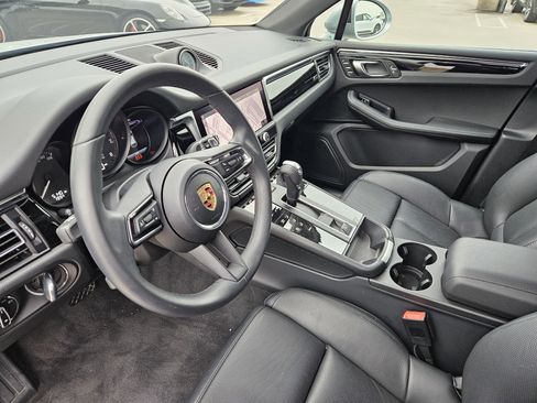 Certified 2025 Porsche Macan image 4