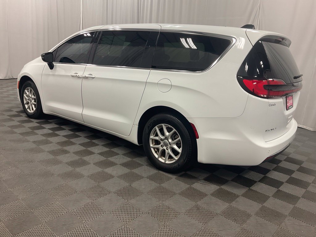 Used 2025 Chrysler Pacifica Select FWD image 8