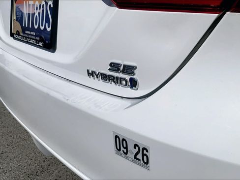 Used 2020 Toyota Camry SE w/ Sunroof Package FWD image 7