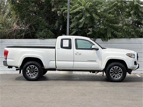 Used 2017 Toyota Tacoma SR5 w/ Tow Package AWD/4WD image 9